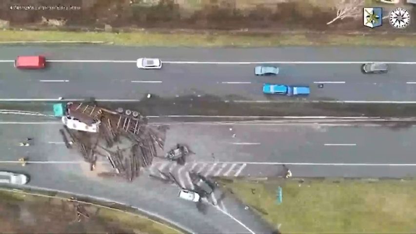 Záběry z dronu na hromadnou nehodu na dálnici u Ostravy